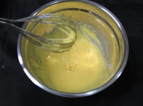 盆边的用蛋抽刮下，均匀的面糊细腻顺滑。提起蛋抽是有流动滴落的。如果不滴落说明面糊起筋了或者粉加多了。