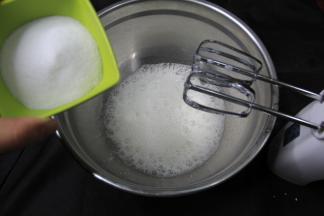 分离出的蛋清，电动打蛋器低速打到鱼眼泡，加入1/3细砂糖。