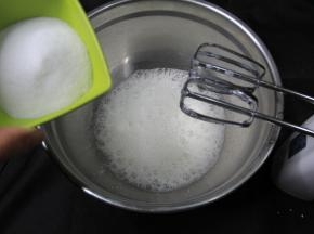 分离出的蛋清，电动打蛋器低速打到鱼眼泡，加入1/3细砂糖。