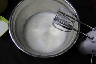 转中速打到细密小泡，加入1/3细砂糖，继续中速打到蛋清变细腻光滑。