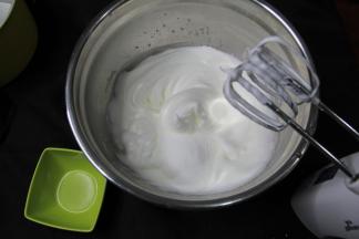 出现纹路，加入最后的砂糖。继续中速打到硬性发泡。