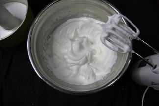 最后转低速整理蛋白霜，提起打蛋头小尖角状态。