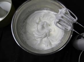 最后转低速整理蛋白霜，提起打蛋头小尖角状态。