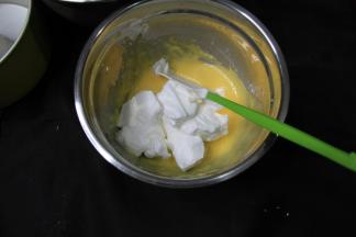 蛋白霜取1/3入蛋黄糊中，用刮刀（也可以用手动打蛋器）切拌、翻拌均匀，切记翻拌（类似炒菜）。