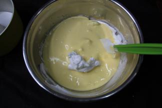 然后倒回剩余的蛋白霜中，继续翻拌均匀。手法千万注意，不要顺一个方向划圈，会消泡。