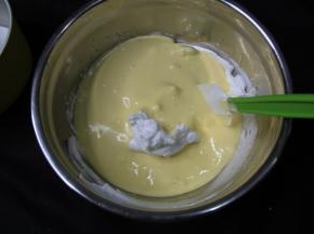 然后倒回剩余的蛋白霜中，继续翻拌均匀。手法千万注意，不要顺一个方向划圈，会消泡。