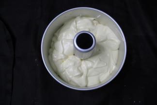 从高处倒入模具中，晃模具，让蛋糕糊晃平，提起轻震一下。