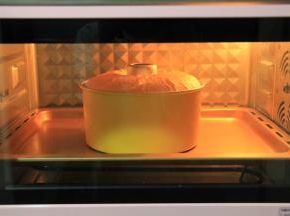 放入预热好的烤箱下层，上下180度烤35分钟。