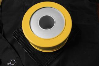 烤好取出，将模具从高处震一下，震出热气，然后倒扣在冷却架上冷却。完全冷却后，慢慢按压，手脱模即可。