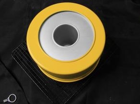 烤好取出，将模具从高处震一下，震出热气，然后倒扣在冷却架上冷却。完全冷却后，慢慢按压，手脱模即可。