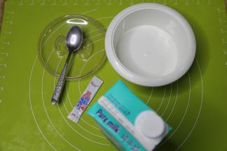 酸奶机内机和盖子用开水烫两遍。勺子也要烫，然后自然晾干或者拿厨房纸巾擦干。