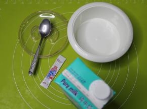 酸奶机内机和盖子用开水烫两遍。勺子也要烫，然后自然晾干或者拿厨房纸巾擦干。