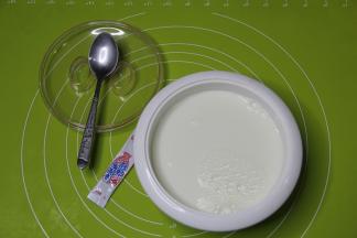 牛奶倒入酸奶机中。