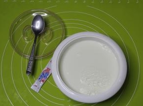 牛奶倒入酸奶机中。