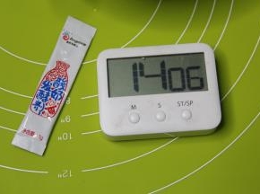 菌粉提前从冷藏取出回温10-15分钟。