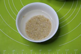 期间可以处理下燕麦粒，用水冲洗干净，然后浸泡在清水中，浸泡1-2小时，我是放冷藏浸泡过夜，所以这个时候准备。可以第二天酸奶发酵好再浸泡，也可以。