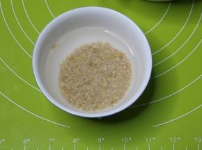 期间可以处理下燕麦粒，用水冲洗干净，然后浸泡在清水中，浸泡1-2小时，我是放冷藏浸泡过夜，所以这个时候准备。可以第二天酸奶发酵好再浸泡，也可以。
