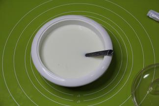 菌粉撒入牛奶中，用勺子搅拌-分钟，搅拌均匀。