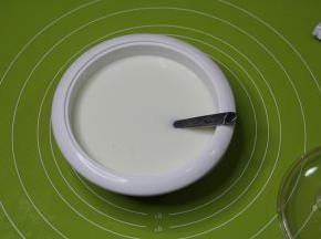 菌粉撒入牛奶中，用勺子搅拌-分钟，搅拌均匀。