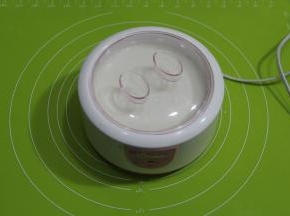 盖盖子，放入酸奶机，插上电源，开始发酵，8个小时左右，期间保持通电状态。一般夜里9点左右放好，早起6点就可以了。