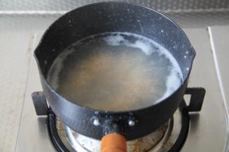 燕麦粒控干水分，放入锅里，加入一点清水，煮10分钟。