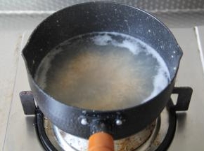 燕麦粒控干水分，放入锅里，加入一点清水，煮10分钟。