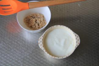 舀好酸奶，捞出煮好的燕麦粒。