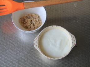 舀好酸奶，捞出煮好的燕麦粒。