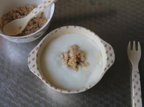 搅拌搅拌，开吃！觉得不够甜，可以加点蜂蜜调节口感。