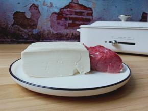 准备豆腐一块，里脊肉300克。