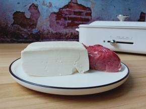 准备豆腐一块，里脊肉300克。