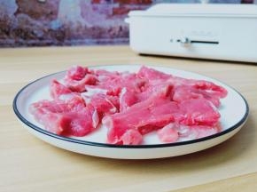 里脊肉撕去筋膜，切片就可以。