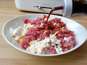 豆腐与肉放大碗，加生抽，盐，蚝油。