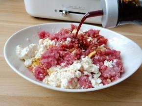 豆腐与肉放大碗，加生抽，盐，蚝油。