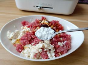 加淀粉，根据豆腐的量来加加可以。