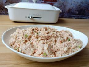 拌成馅，喜欢葱的可以加一点一起拌进去。