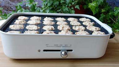 打开多功能锅，开大火，每个模具刷一点油，挖一勺馅放到多功能锅里，