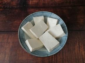 卤水豆腐一斤，我们这边一斤才2块钱，把豆腐用淡盐水浸泡一下，目的是煎的时候不会粘锅，然后切成1公分厚的豆腐块，不要切的太厚，不易入味，切的太薄炸的时候容易碎。