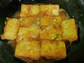 盘子里的淀粉不能浪费了呀，最后勾个芡汁倒进去，就可以关火出锅了。