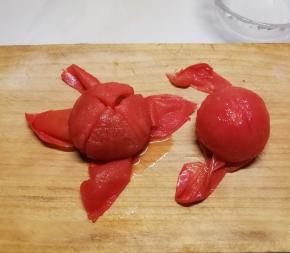 番茄用开水汆烫后剥皮