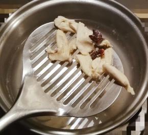 煮锅中放入清水  八角  鸡肉  煮一会儿将八角 鸡肉捞出