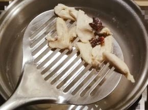煮锅中放入清水  八角  鸡肉  煮一会儿将八角 鸡肉捞出