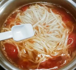 面条煮熟  放入盐