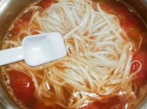 面条煮熟  放入盐