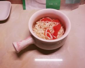 取出汤碗 盛入番茄面条