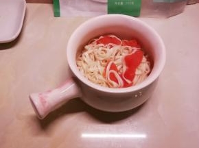 取出汤碗 盛入番茄面条