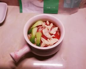 将煮好的鸡肉片整齐码放