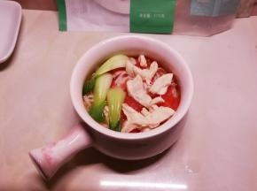 将煮好的鸡肉片整齐码放