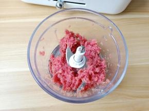 放绞肉机搅拌成肉泥。