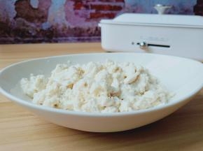 带上一次性手套，把豆腐捏碎就好。